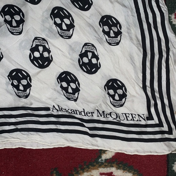 Black scull Alexander McQueen scarf - Picture 2 of 2